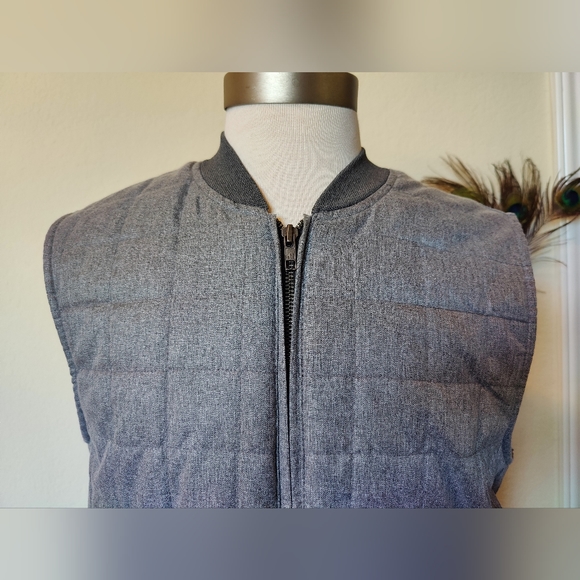 Men's GAP gray quilted Zipper Vest (Medium) 🖤🩶 🦺 🩶🖤 - Picture 3 of 16